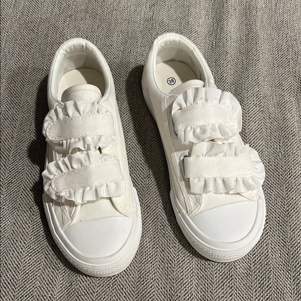 Womens White Fashion Casual Shoe Size 38 Ruffle Velco Close NEW